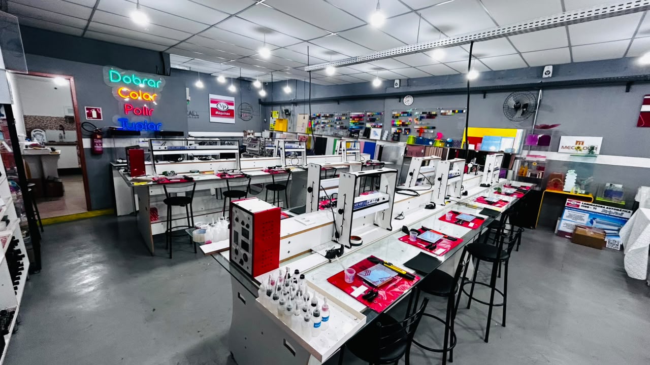 Oficina VP Máquinas com peças em acrílico e máquina CNC